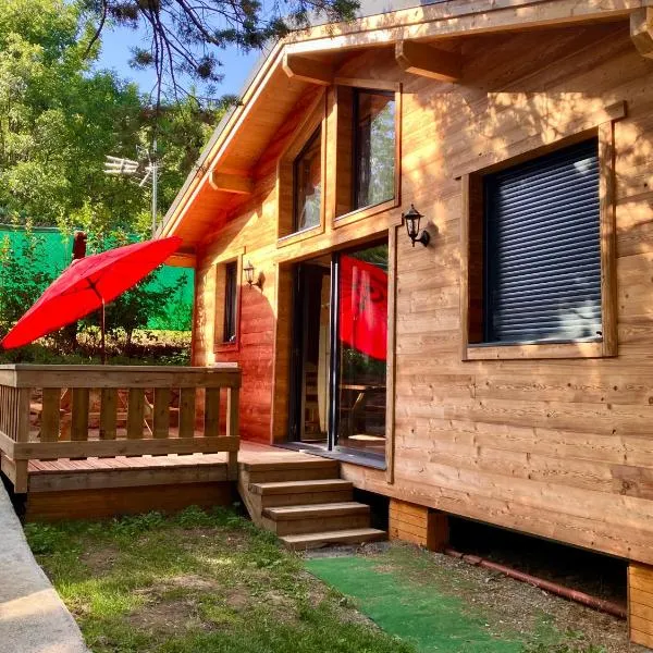 Camping L'Enclave mobil-home, hotel v destinaci Estavar
