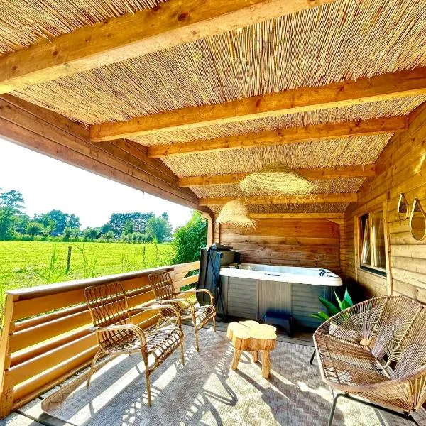 Cozy mediterranean style chalet with private jacuzzi and garden between Amsterdam Haarlem and Schiphol Airport، فندق في Vijfhuizen