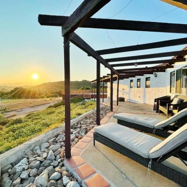 Panorama Paradiso by CasadeLuz, 5Acre 360 Retreat close to Old Town Temecula Wine Country, hotel v destinaci Temecula