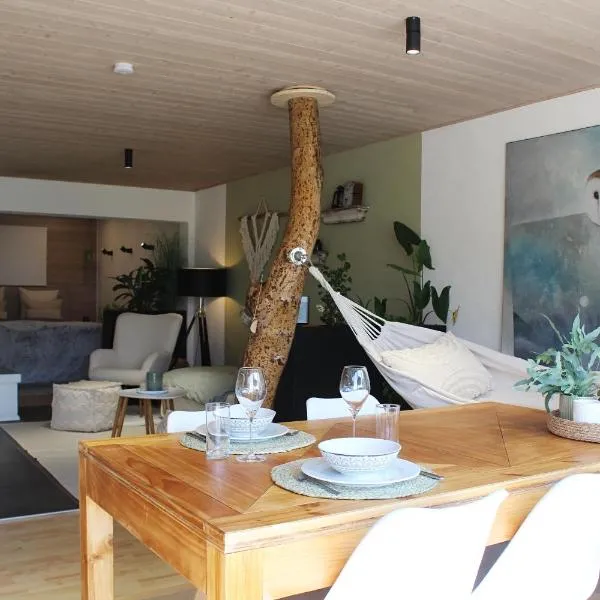 Eulenschlupf Wellnesswohnung Schwarzwald mit Sauna, Homekino & Hot Tub nahe Schweiz für Paare: Ühlingen-Birkendorf şehrinde bir otel