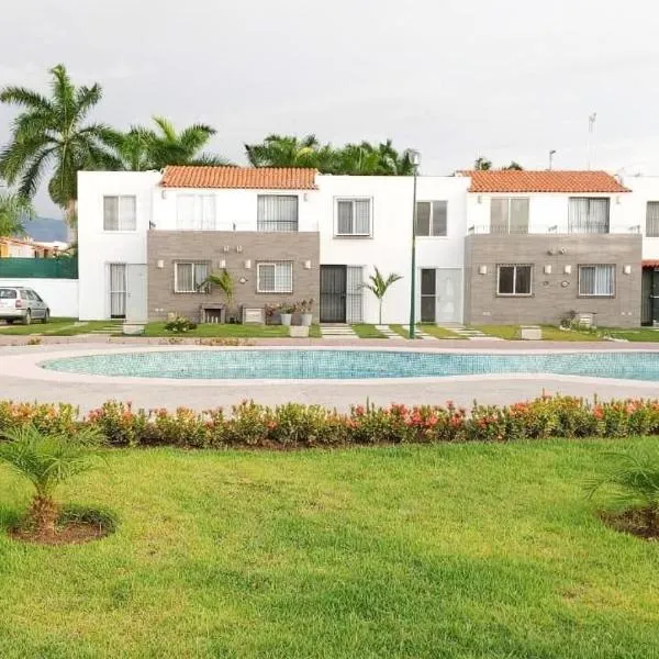 Modern Pool Side, 3 Bdrm House with parking, hotel in Puerto Vallarta
