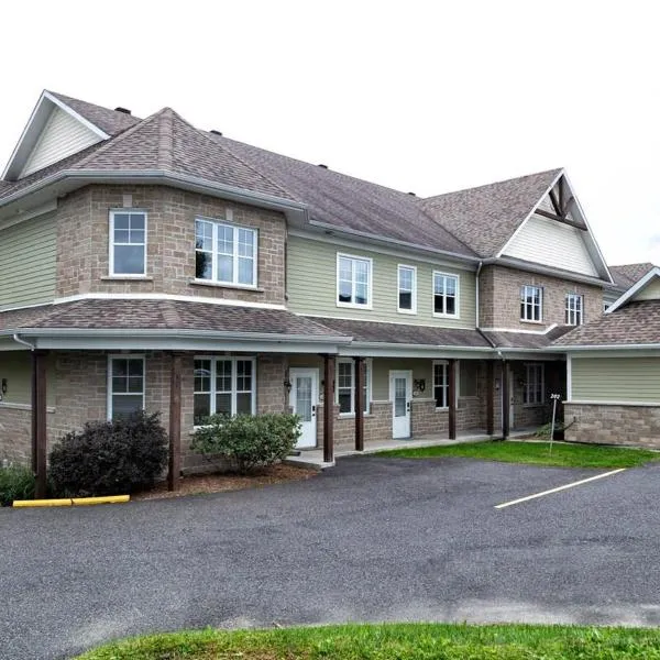 Le Champlain 101- Condo avec Piscine, hotel en Bromont