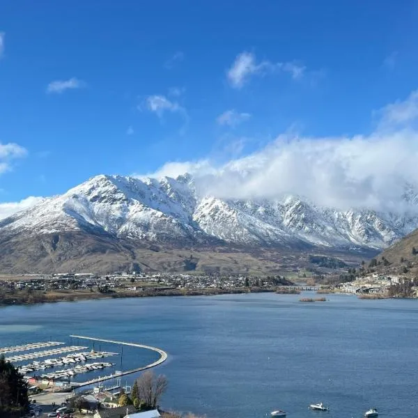 Stunning Lakeview Holiday House Queenstown, hotel em Frankton