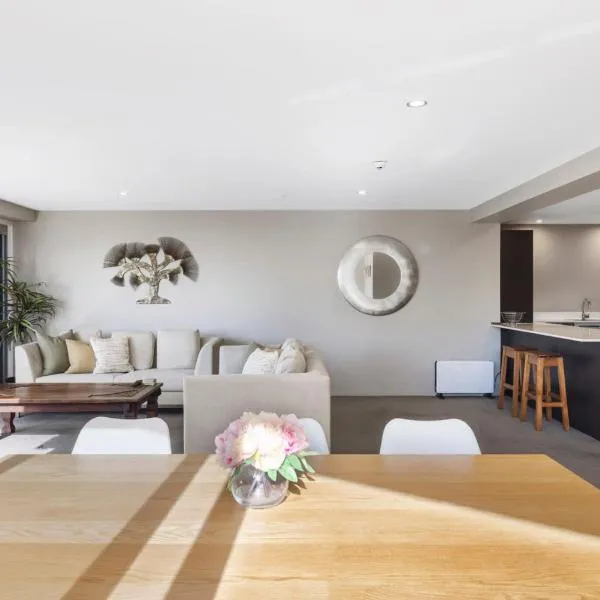 Sun filled & Spacious with Ocean Views & beach, hotel en Mount Maunganui