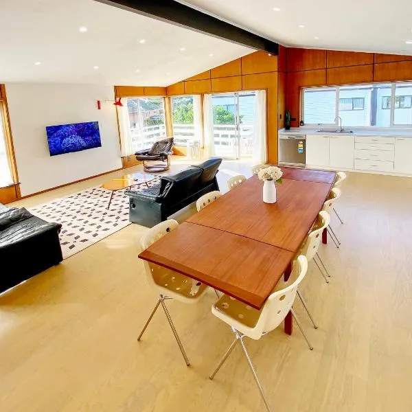 Waterfront villa near IKEA and Sylvia Park, hotel a Auckland