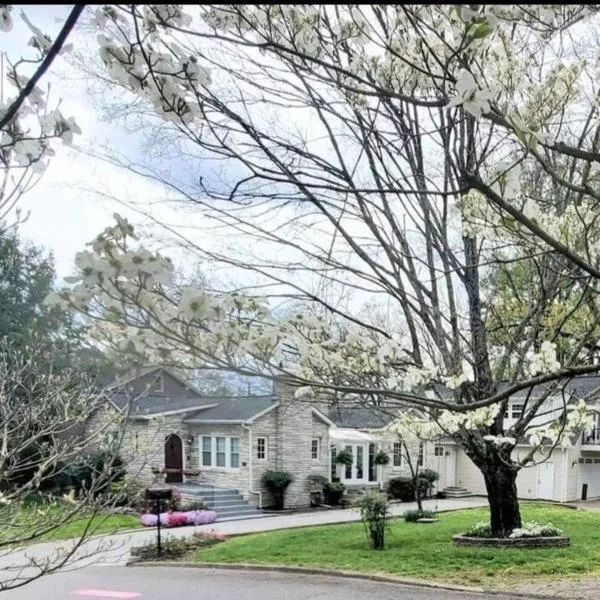 Luxury Historic North Hills Home, hotel in Knoxville