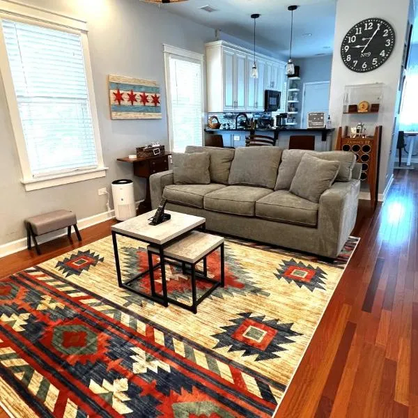 Cozy Chicago Apartment next to the River, hotel em Chicago