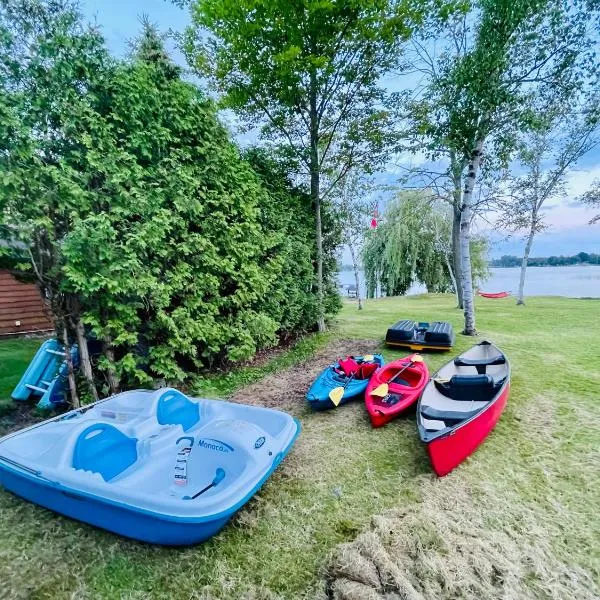 Viesnīca Charming Winter Cottage Retreat with Scenic Snow Views pilsētā Colborne