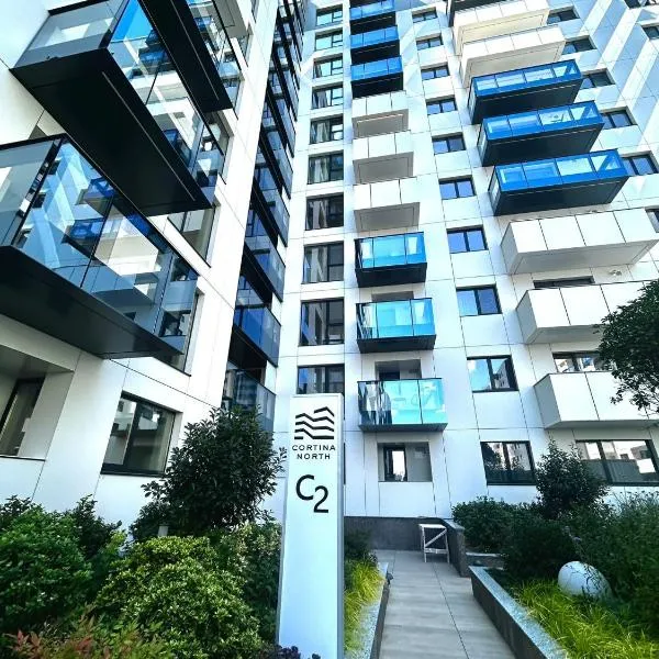 Cortina North New Luxury Apartment with Parking- Self Check in, khách sạn ở Voluntari