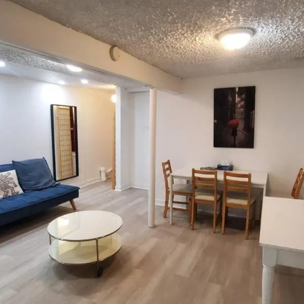 Heart of MTR for Memerable Experiance 2 backyard 7minMetro Fully Renovated & Equipped, hotel v Montrealu