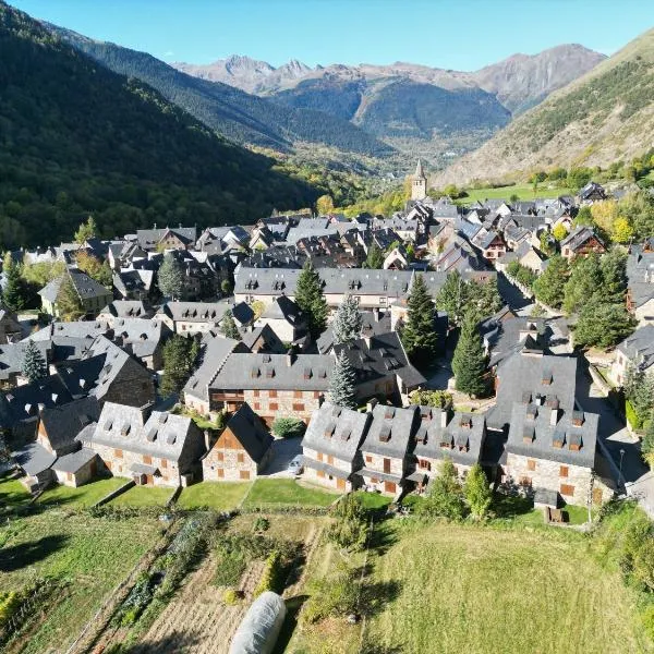 Chalet adosado en Garós a 7 mins de Baqueira, hotel a Garós