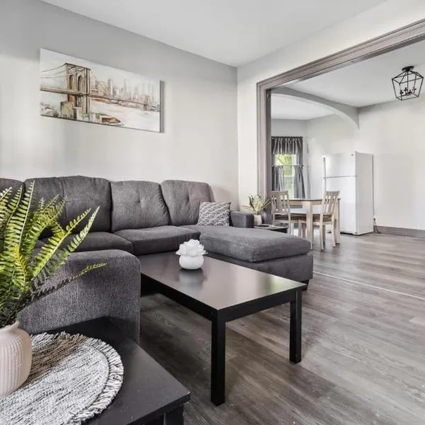 Spacious 6BR 2BA minutes for the Falls & Casino, hotel v destinácii Niagara Falls