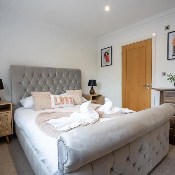 Emirates House, Luxe 5 Bed, with King sized Beds, next to Aiport & NEC, JLR 5 mins โรงแรมในMarston Green