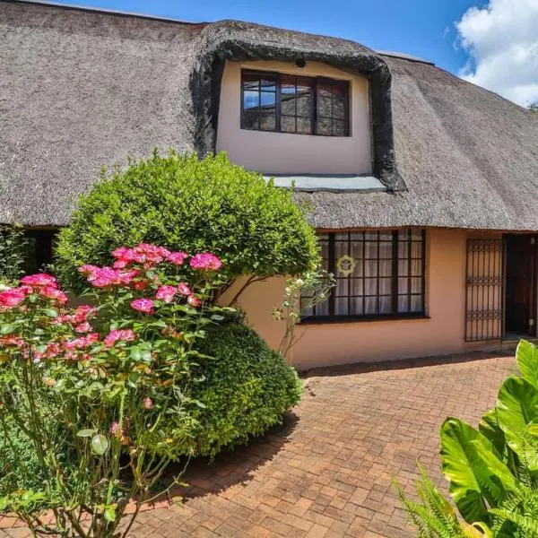 Rose Thatch Cottage, hotel in Howick