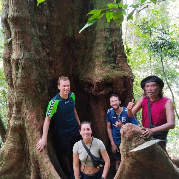 Jhony's Backpacker-Guest House only stay here book treking with us, hotel in Bukit Lawang