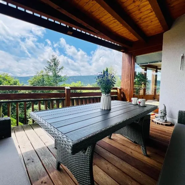 Panoramablick mit Privatparkplatz, 2 Balkone und 1,5 Bäder, hotel a Titisee-Neustadt