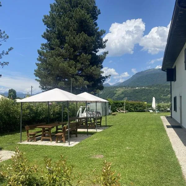 [Fronte lago]ResidenceGarden, moderno appartamento, hotel v destinácii Calceranica al Lago