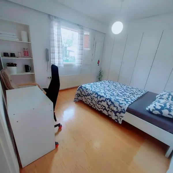 Private room in the shared detached house in Vantaa, hotel ve Vantaa