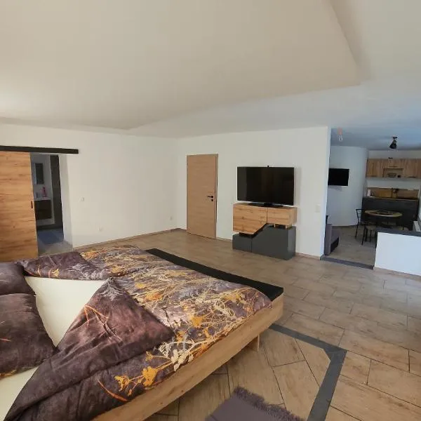 Grmač Apartments, hotel v destinaci Naklo