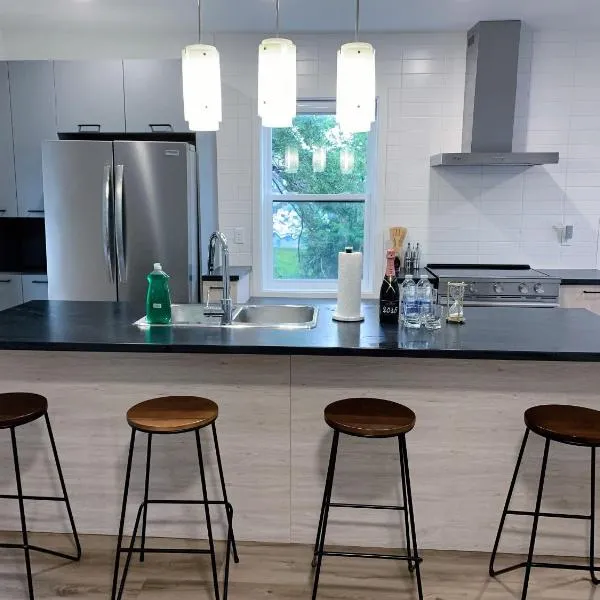 10 minutes to DT with Free parking, hotel sa Longueuil