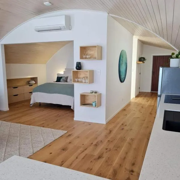 The Boatshed, Luxury Waterfront Accommodation, hotel in Raglan