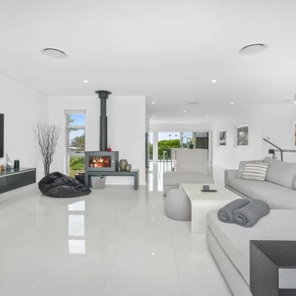 Sea La Vie - Pet Friendly with Fireplace and Swimming Pool & Spa, hotel v destinaci Culburra Beach