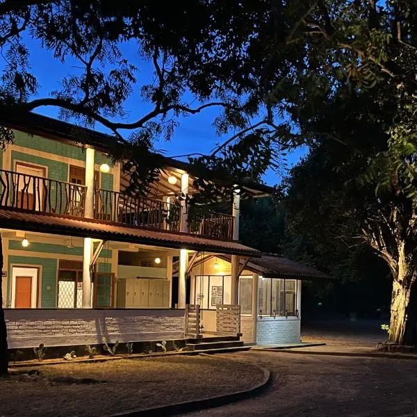 Funky Leopard Safari Lodge Bordering Yala National Park、カタラガマのホテル