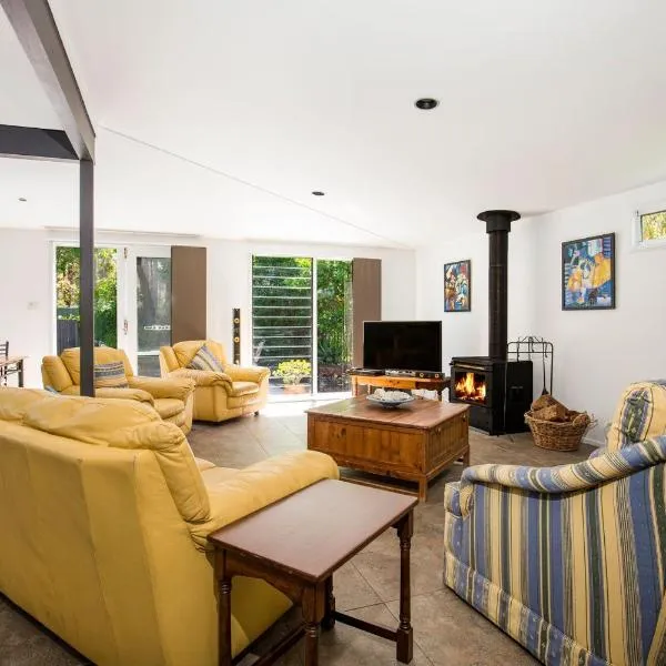 Grey Gables - Pet Friendly with Fireplace, Pool, Spa & Sauna, hotel v destinaci Callala Bay