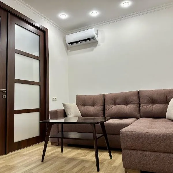 Newly-renovated comfortable apartment next to Metro Station, hotel in Yerevan