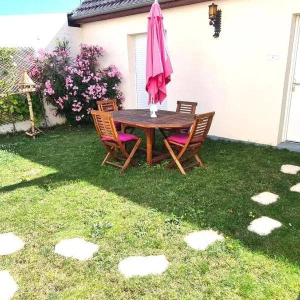 "LE PAVILLON" Maisonnette 150 m gare des Aubrais, hotel v destinácii Fleury-les-Aubrais