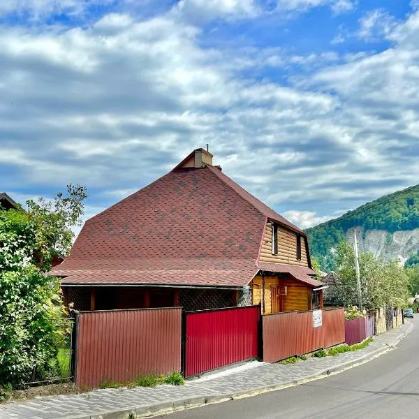 Хатинка, hotel in Yaremche