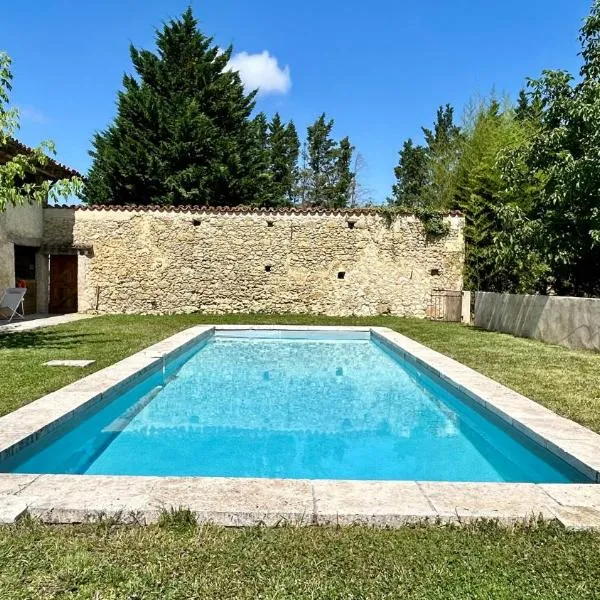 Gîte En Damé with pool, hotel en Crastes