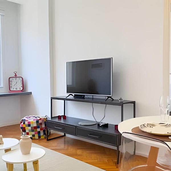 HR.113 - Apartamento recentemente reformado com 2 dormitorios para alugar no posto 10 de Ipanema