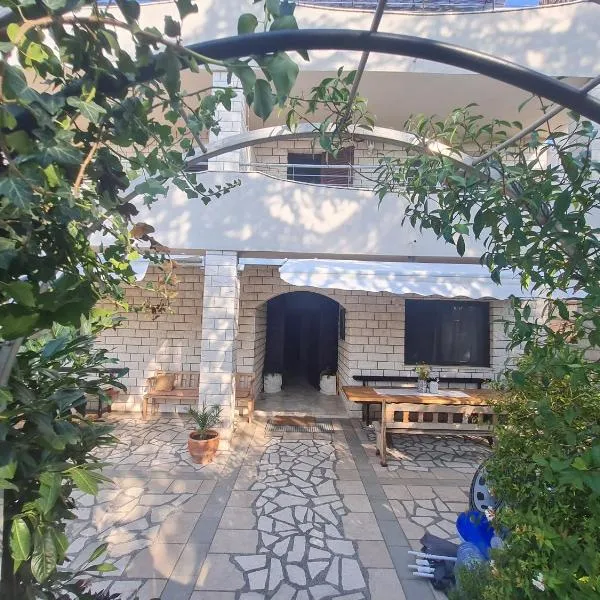 Apartments Lucija-Klara, hotel v destinácii Brodarica