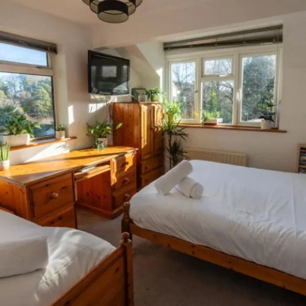 Quiet New Forest attic room den, hotel v destinaci Bransgore