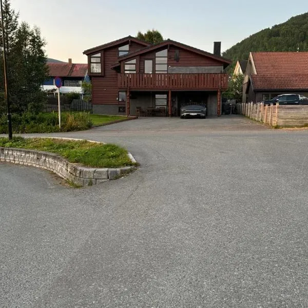 Very centrally located apartment with free parking, hotel in Tromsø