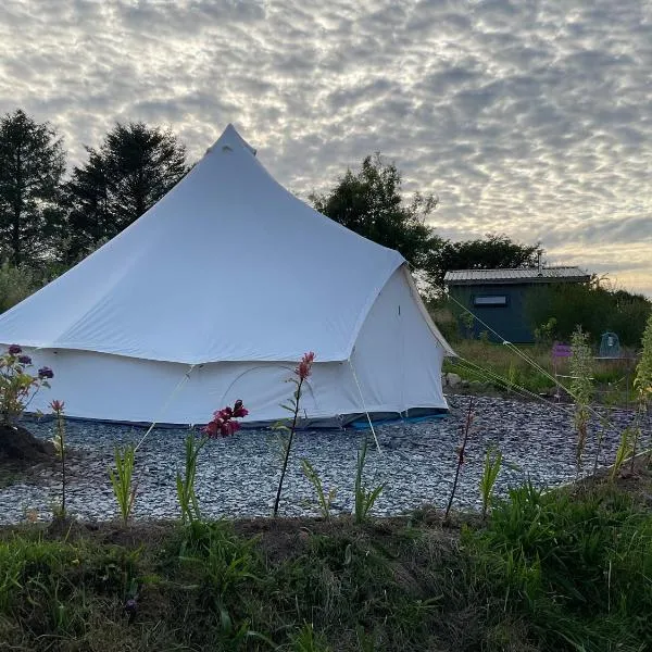 Glamping Meadow Bell Tent, hotel a Stithians