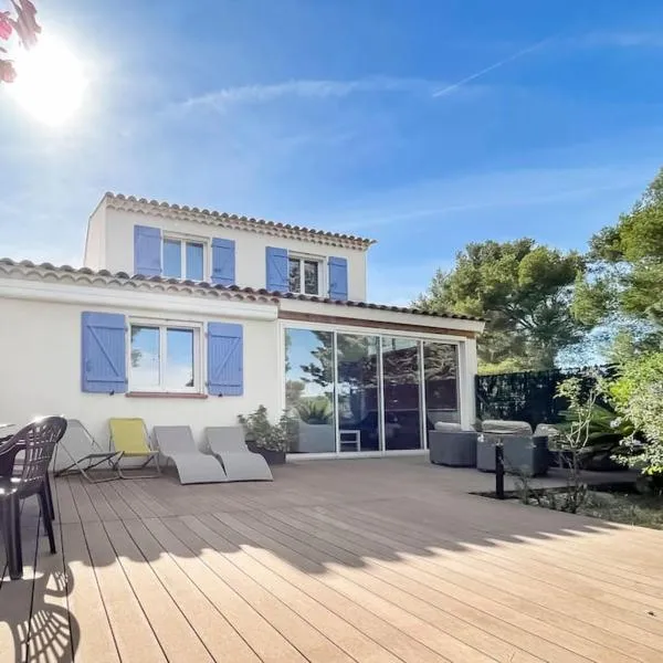 Villa moderne vue mer et collines aux Portes des Calanques, hotel v destinácii La Ciotat