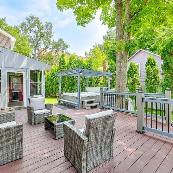 Saratoga Springs Home w/ Hot Tub: Walk to Downtown, hotel in Saratoga Springs