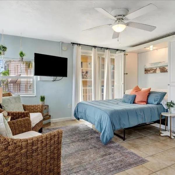 The Seashell Suite with Private Balcony and Walk to Beach, hotel v destinaci Clearwater Beach