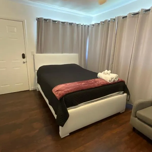 Private Studio Near Guitar Casino & Stadium, hotel di Carver Ranches