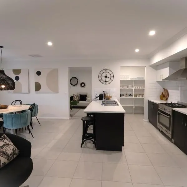 Brand new 4 bedroom home with Golf Views, hotel in Yarrawonga