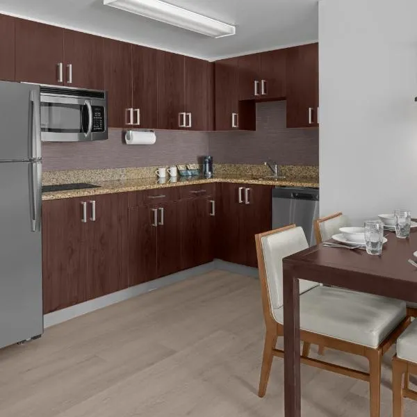 Residence Inn by Marriott Santa Clarita Valencia, хотел в Санта Кларита