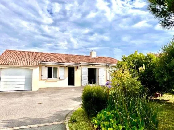 Location saisonnière plain-pied 4 à 6 pers Prefailles, 100m de la plage, ξενοδοχείο σε Prefailles