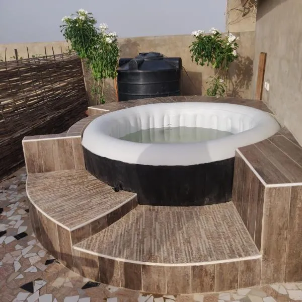 Villa Malya-Rez de chaussée Privé et indépendant avec deux chambres et jacuzzi dans une maison-, hotel in Saly Portudal
