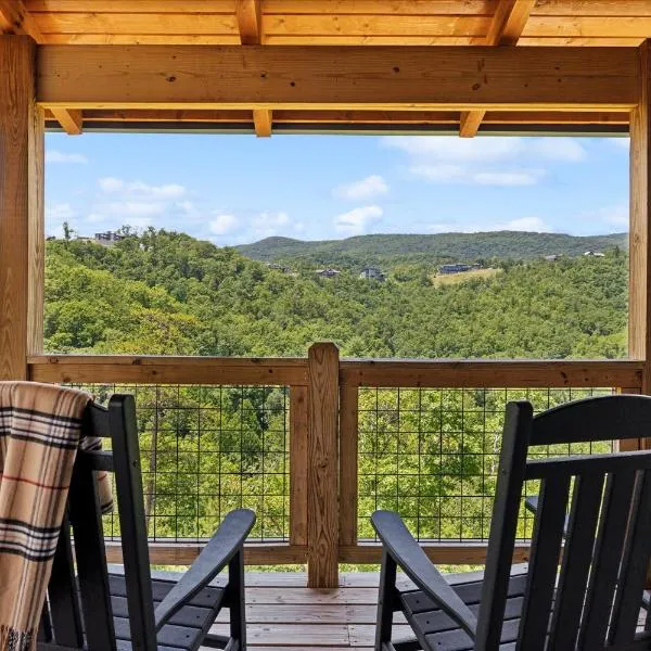Pool VIEWS HotTub Air Hockey Screened-in Porch - Eaglebend Cabin, hotel in Sevierville