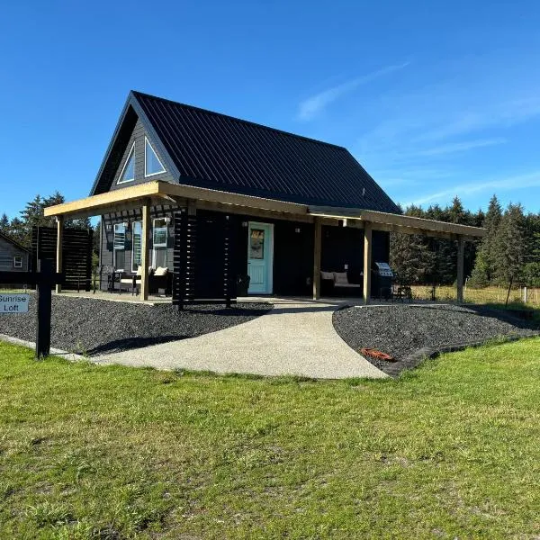 Sunrise Cabin- The Loft - secluded Beach front guest house, hotel v Sandspitu