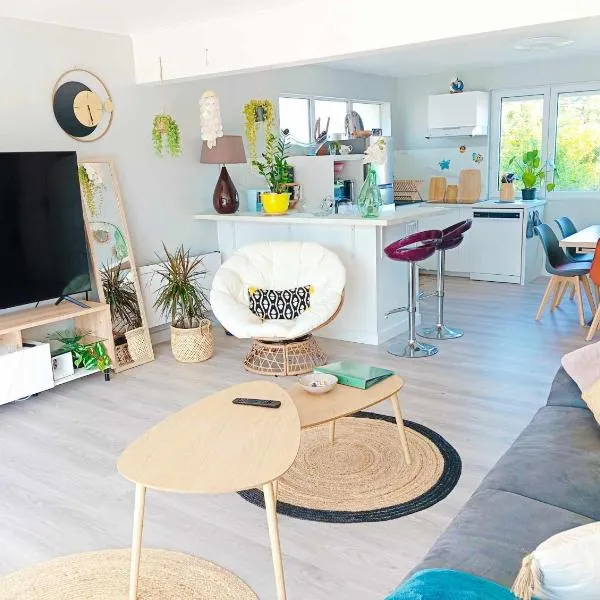 Superbe T3 terrasse et jardin centre bourg, hotel em Caudan