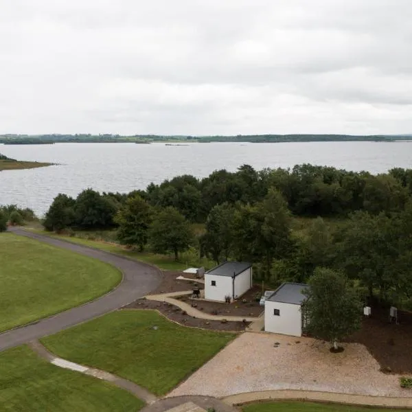 LakEscape - Waterfront Self- Catering Cabins、エニスキレンのホテル