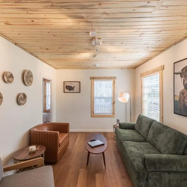 #StayinMyDistrict Brussels Bungalow, hotel in North Bend